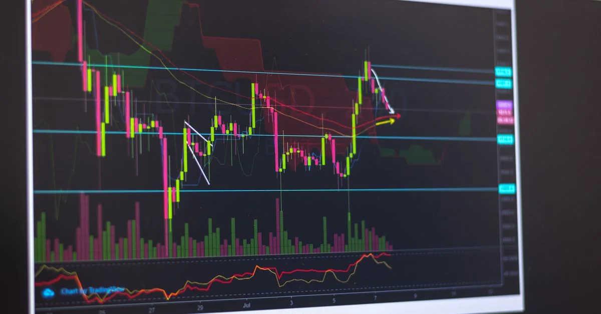 Gros plan d'un écran d'ordinateur affichant les tendances du marché des cryptomonnaies et les données de trading.
