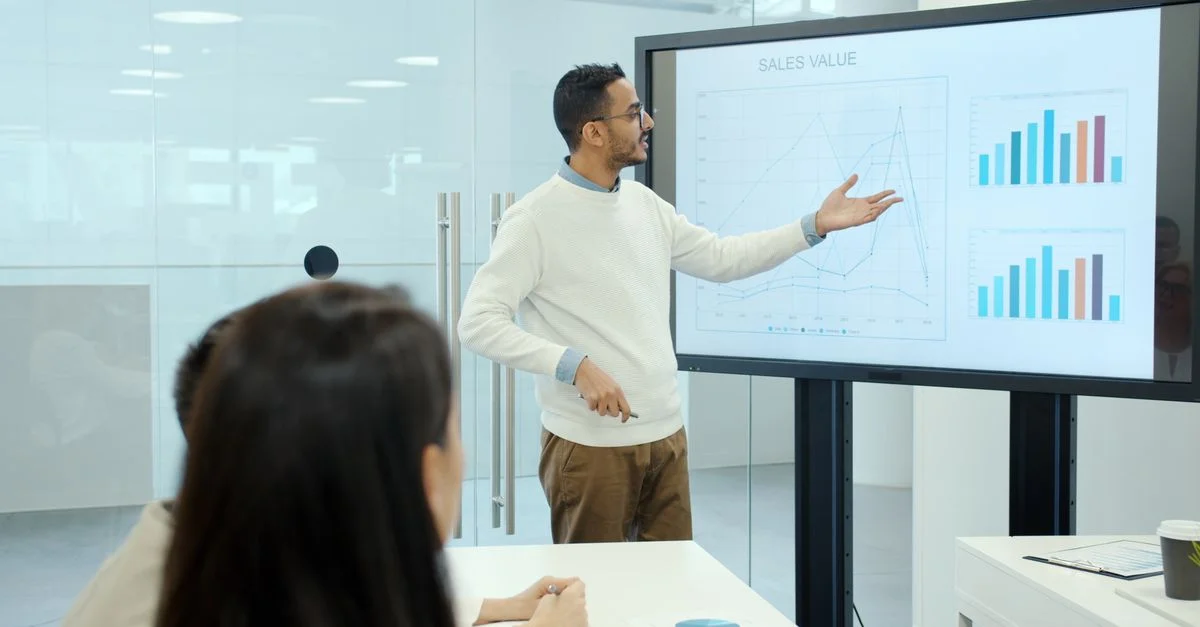Présentation professionnelle avec graphiques dans un environnement de bureau moderne.