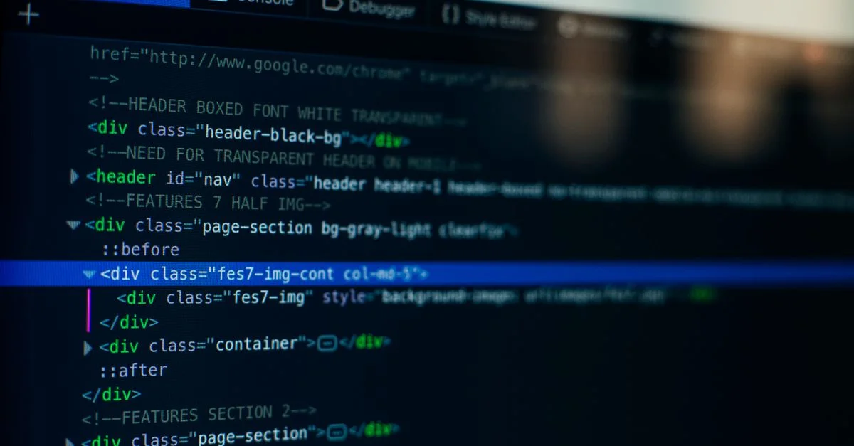 Vue détaillée de code HTML sur un écran d'ordinateur, idéale pour des thèmes technologiques et de développement logiciel.