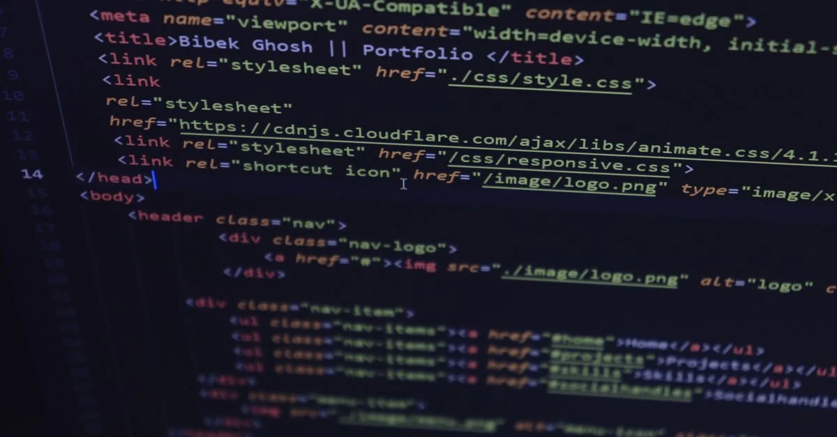 Gros plan sur du code HTML et CSS affiché sur un écran d'ordinateur, idéal pour les thèmes technologiques et de programmation.